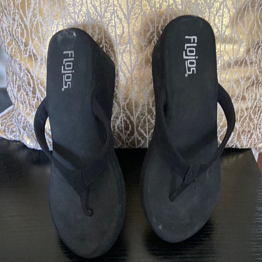 Black size 7 Flo Jo flip Flop wedge heel